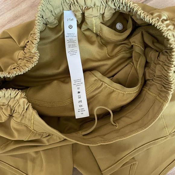 New without tags  Lululemon Athletica  Hotty Hot Low Rise Short size 2 - Picture 9 of 10